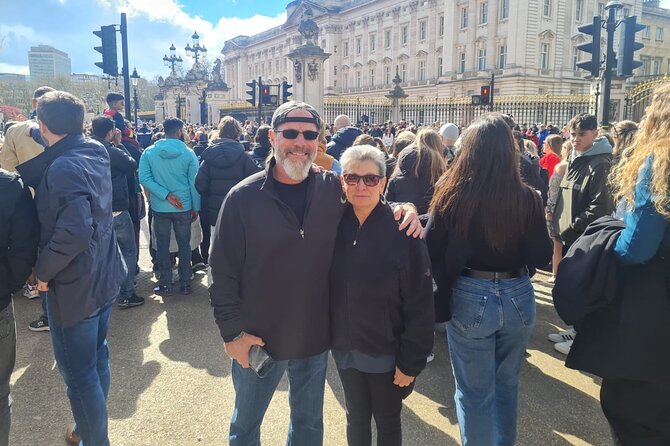 London Sightseeing Private Black Cab Tour with Hotel Pick Up - Trafalgar Square, Downing Street, and the London Eye finale