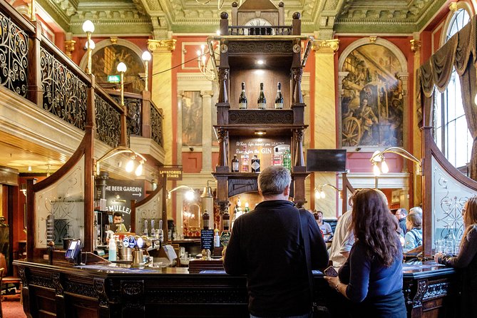 London Small Group Tour of Historical Pubs - Meeting at 30 Newgate St: why the small group cap feels worth it