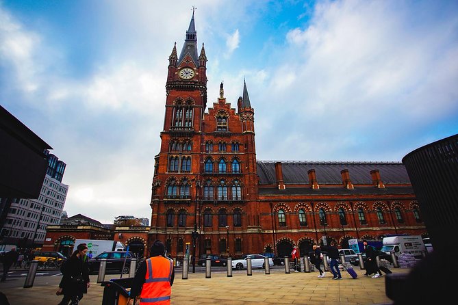 London The Best of Harry Potter Guided Tour (Free for Kids) - House of Spells shopping sprint plus Leicester Square statue time