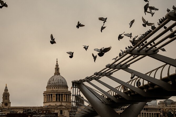 London through the lens: Iconic photo spots, hidden gems & food. - Photo delivery: 30+ high-resolution edits, fast enough to feel real