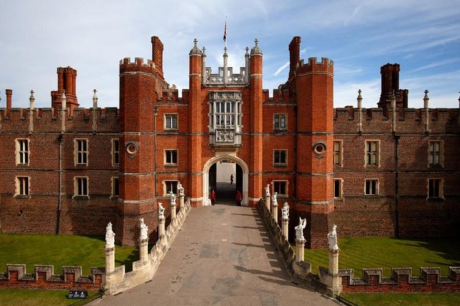 London, Windsor Castle, Hampton Court Palace with Free Snack Pack - A one-day royal sprint, with real context