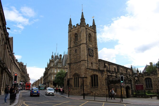 Newcastle : Private Walking Tour With A Guide (Private Tour) - Newcastle Castle and Black Gate: the city name, explained in stone