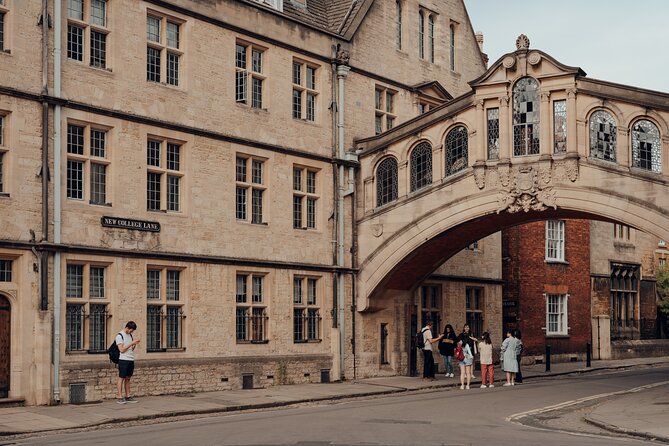 Oxford University Walking Tour by Alumni™ & Optional New College - Oriel College and Christ Church Meadow: where Oxford history gets touchy