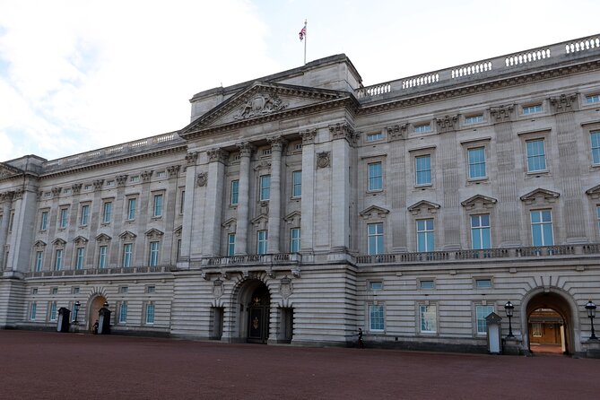 Private Buckingham Palace Royal Walk & Champagne at Harrods - Hyde Park, a quick breather after royal streets and ceremonies
