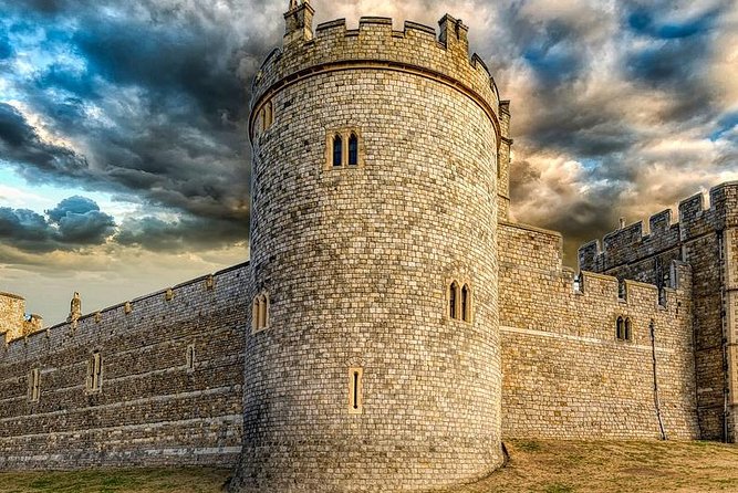 Private Driver guided tour Stonehenge Windsor castle and Bath. - The guide versus driver question you should clarify