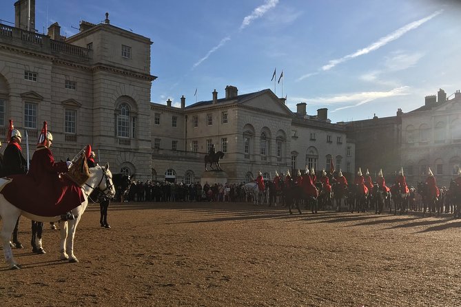 Private Guided and Chauffeured Tour of London - Tower of London and Buckingham Palace, Built for Quick Photos or Real Inside Time