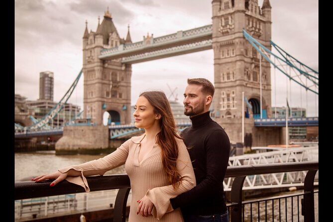 Private Landmark Photoshoot - Your Photographer’s Style: Comfortable Posing and Real Moments
