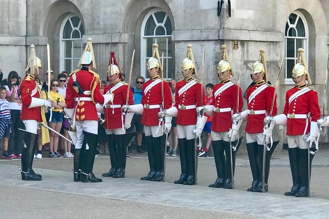 Private London Highlights Tour with Experienced Guide in Taxi - Why a Private Taxi Tour Feels Better Than a Bus in London