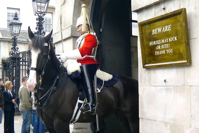 Private Tour: Black Taxi Tour of London - Westminster Abbey in a tight schedule: a quick hit with strong payoff