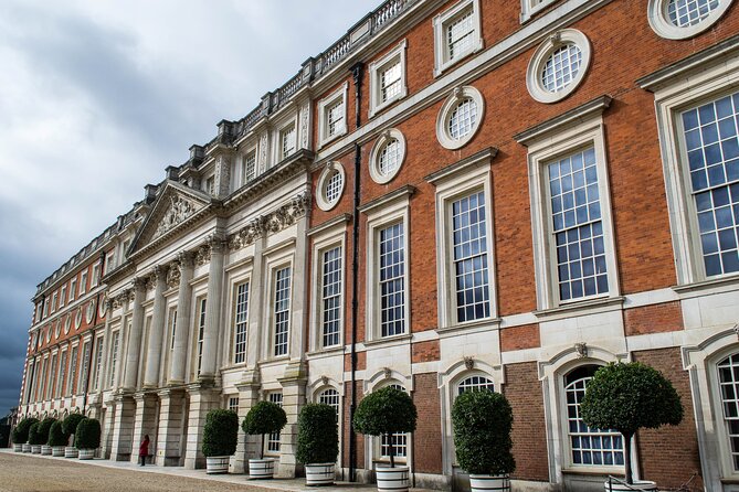 Private Tour of Hampton Court Palace with Award-Winning Architectural Historian - Art, tapestries, and the royal story in plain English