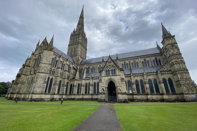 Private Tour of Stonehenge and Salisbury Cathedral - The Wheatsheaf lunch break: a countryside pub reset mid-tour