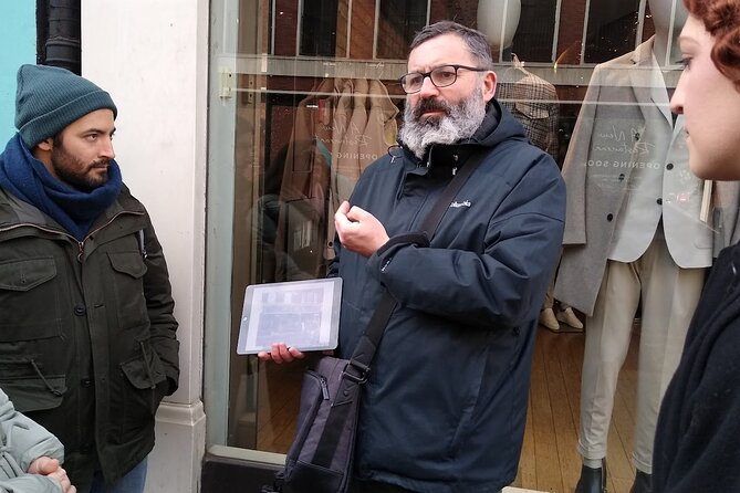 Queen Highlights Walking Tour of London - Kensington (1.5 hours): your guide’s big stretch of story connections