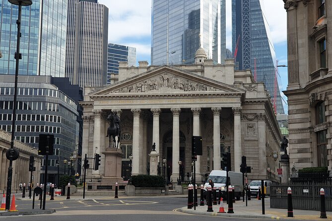 Roman Ruins to Blitz Bombings: A Walking Tour of London's Fiery History - Bank of England Museum and Guildhall: Where Power Looks Official