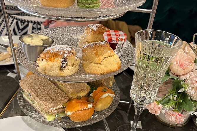 Royal English Walking Food Tour With London Food Tours - Stop 5: Buckingham Palace Viewing Through the Gates, Stories and Guard Spotting