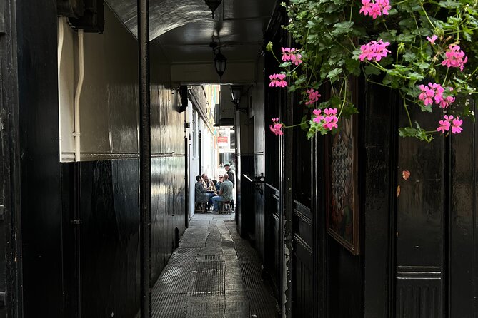 Royal Historic Pubs Walking Guided Tour in London - The Pub Stops: More Than Just a Beer Break