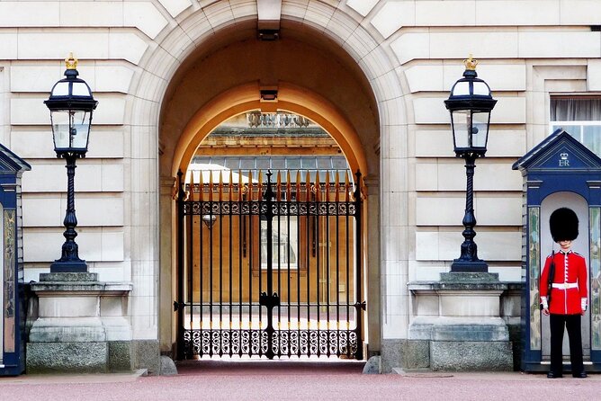 Royal London Guided Tour with Changing of the Guard - Timing, crowds, and the small frictions you should expect