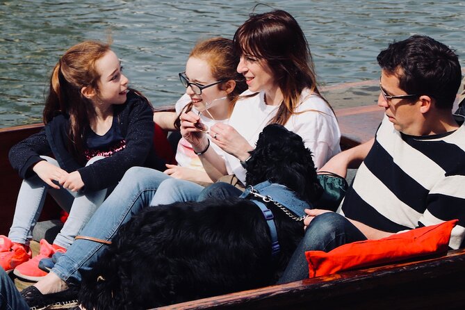 Shared Chauffeured Punt Tour - Wren Library to Trinity Bridge: origins and royals at river level