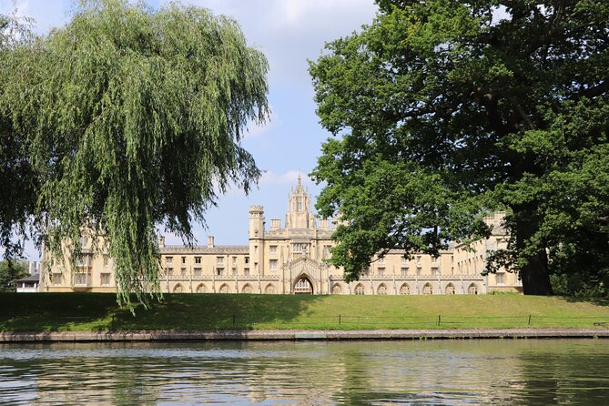 Shared Chauffeured Punt Tour - King’s College Chapel, Gibbs Building, and the Mathematical Bridge turn
