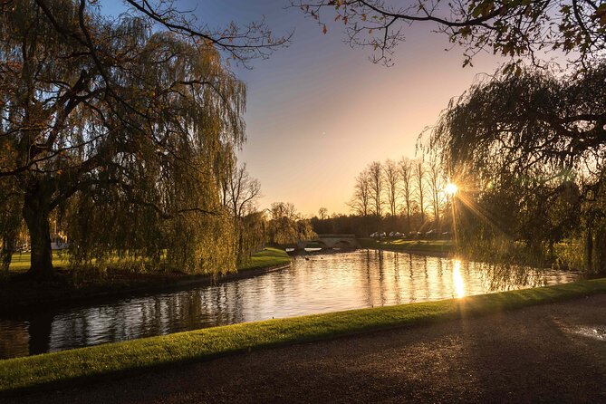 Shared Guided Punting Tour of Cambridge - Magdalene College and the oldest bridge in Cambridge