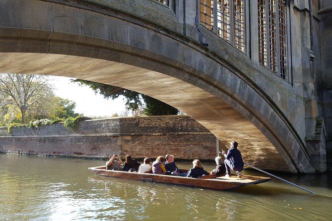 Shared Guided Punting Tour of Cambridge - Cambridge “backs” moments, including an older riverside college