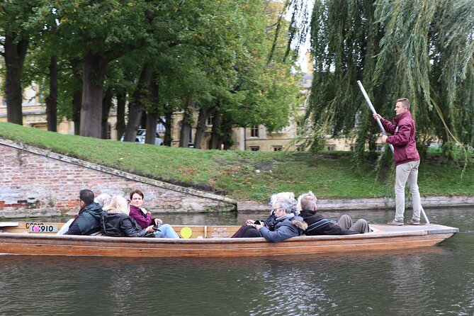 Shared Punt Tour - Cambridge - Clare College Gardens: the best side-by-side view on the Cam