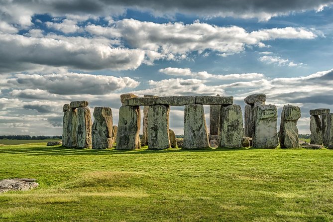 Small Group Cotswolds Village, Stonehenge and Bath Tour from London - A London day trip that actually connects three big icons