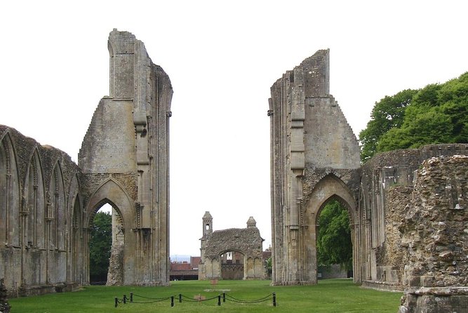 Small-Group Day Trip to Stonehenge, Glastonbury, and Avebury from London - Chalice Well Gardens and Holy Grail legend: the calm middle of the storm
