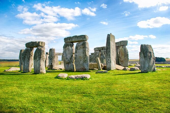 Stonehenge and Bath Guided Day Tour from London - The Drive Becomes Part of the Tour: Live Commentary and On-Board Prep