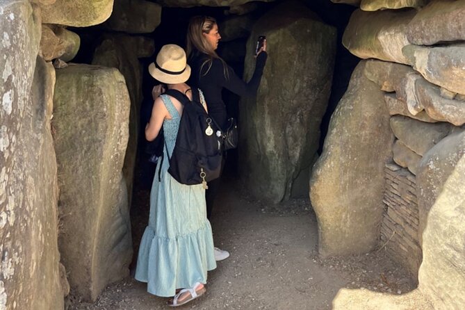 Stonehenge and The Stone Circles of Avebury Day Trip from London - The guide and driver effect, from road stories to site focus