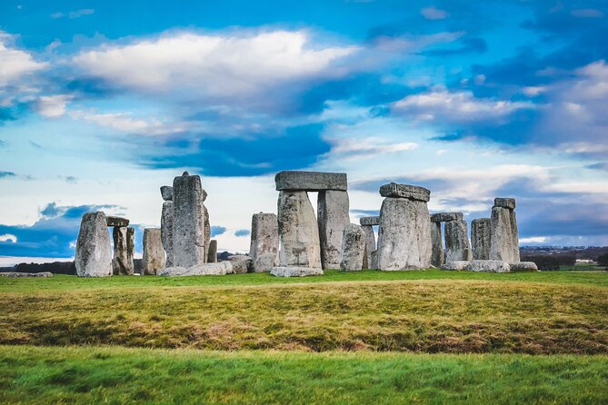 Stonehenge & the Cotswolds Including Admission from Bath - Entering Stonehenge with included admission and real time to look