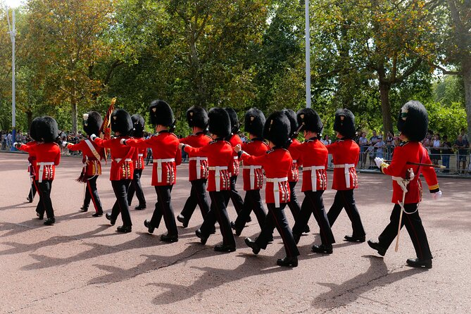 The Classic Highlights Bike Tour with a local guide - Buckingham Palace area changing guard timing and London Eye planning