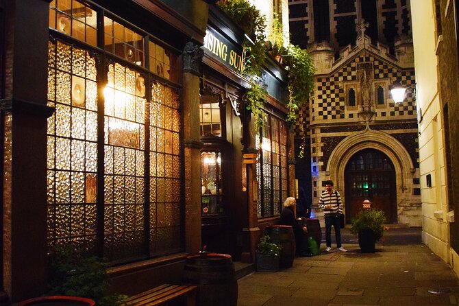 The Haunted Pubs of Old London: Small Group Tour - The Sutton Arms kick-off: a half-pint and a proper pub atmosphere