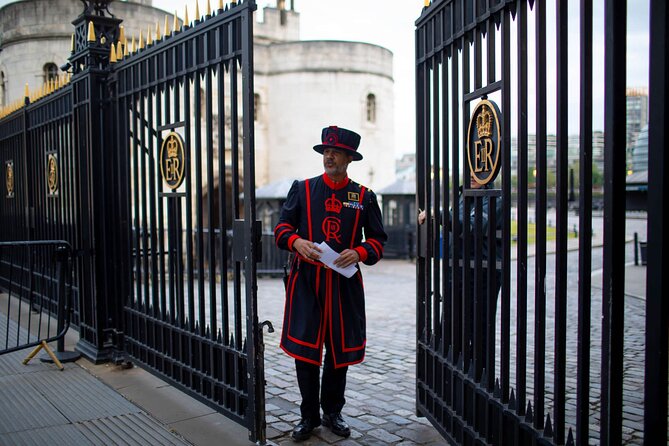 Tower of London After Hours Tour with Beefeater & Keys Ceremony - Practical tips for a smooth night (cold cobblestones included)