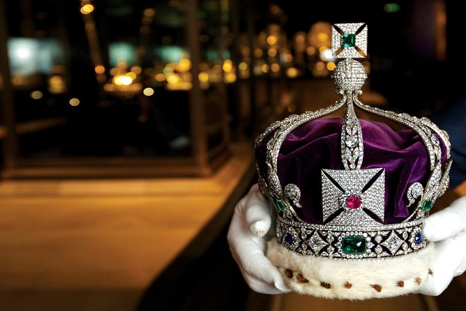Tower of London and Crown Jewels Exhibition Ticket - Catching the Yeoman Warder tour at the moat