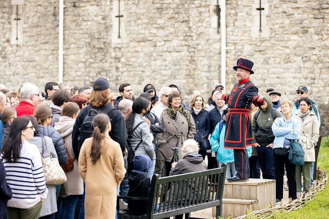 Tower of London & Crown Jewels Tour with Beefeater Meet & Greet - Your 45 minutes at the Tower entrance: a fast, useful orientation