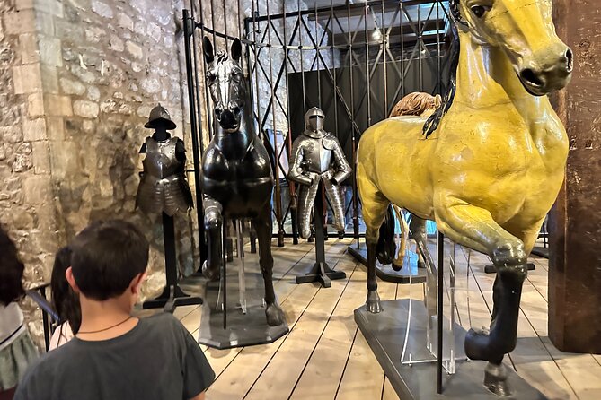 Tower of London for kids & families Private Guided Tour with pre-booked Tickets - Beefeaters (Yeomen Warders) and Raven Stories Kids Can Picture