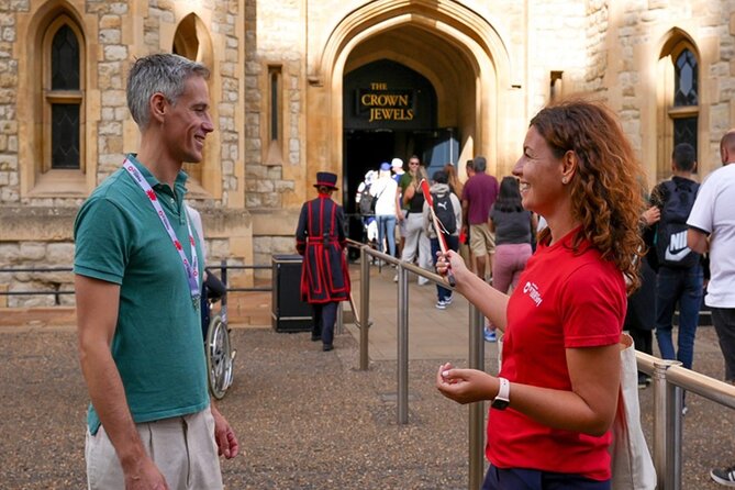 Tower of London Guided Tour with Beefeater Meet & Crown Jewels - The guided walk: from Tower Green to Traitor’s Gate