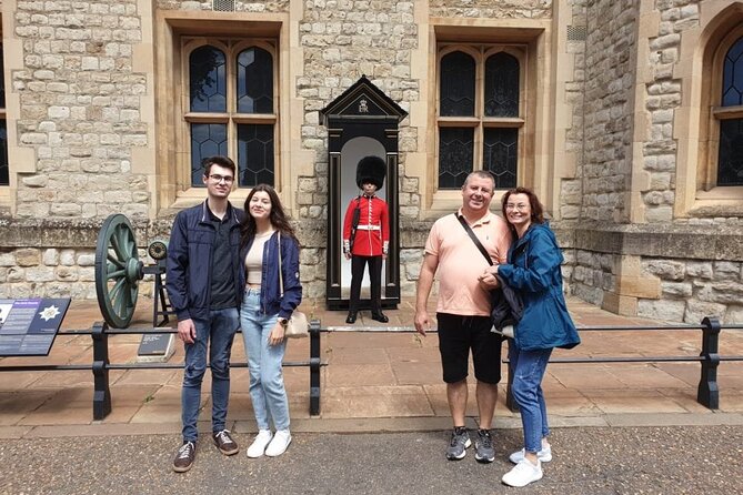 Tower of London Private Tour for Families and Friends - Ravens and legends: a guided moment you will remember