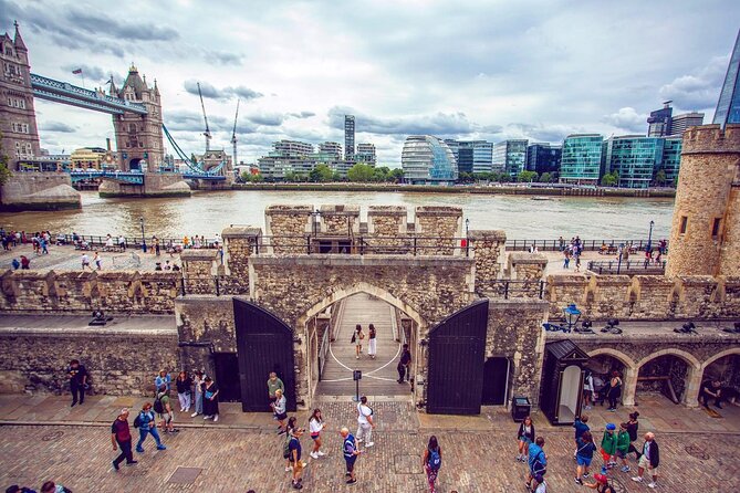 Tower of London Ticket with Audio Guide and Unlimited Entry Time - Resident Governor and Yeoman Warders: your ending without a live group