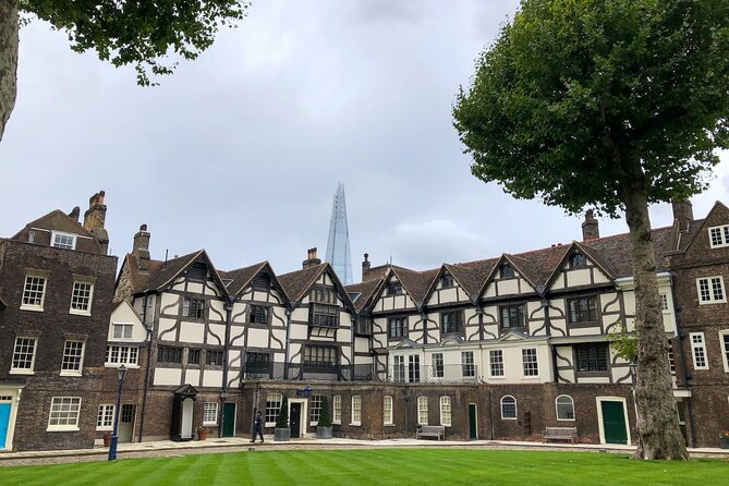 Ultimate Royal London: Tower of London & City of Westminster Tour - Buckingham Palace: the 775 rooms reality check