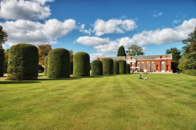VIP Kensington Palace Gardens Tour & Royal Tea Crown Experience - How the guide makes the route feel personal