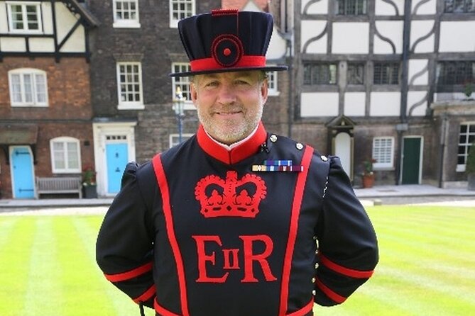 VIP Tower of London and Crown Jewels Tour with Private Beefeater Meet & Greet - Tower Green and the Execution Site: This Part Changes the Mood