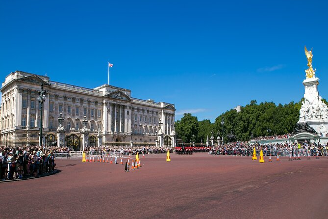 Walking Tour of London Westminster Abbey, Big Ben, Buckingham - Big Ben and the Houses of Parliament from the street