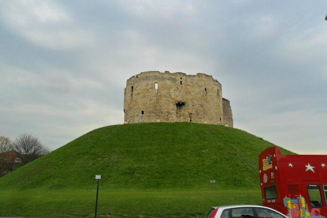York Walls Private Walking Tour - Stop by stop: what you will see and what makes each place click